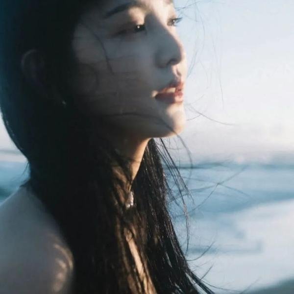 戴流苏耳环的少女